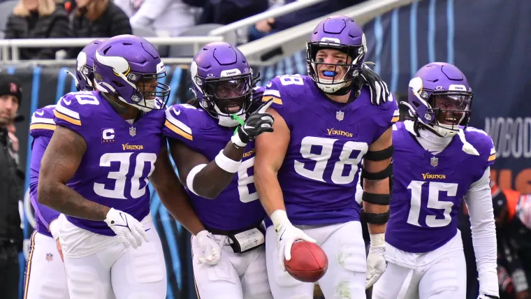 Minnesota Vikings defend male cheerleaders after fan backlash